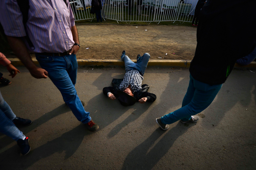 18 de Septiembre de 2015/ SANTIAGO  Un hombre en estado de ebriedad duerme en el piso, durante este 18 de Septiembre en el Parque O'Higgins, en el marco de las celebraciones de las Fiestas Patrias Chilenas FOTO: MATIAS DELACROIX/AGENCIAUNO