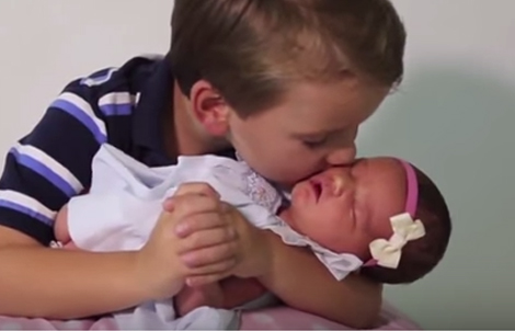 [Video] Te amé desde que te vi: Niños ven por primera vez a su hermanita