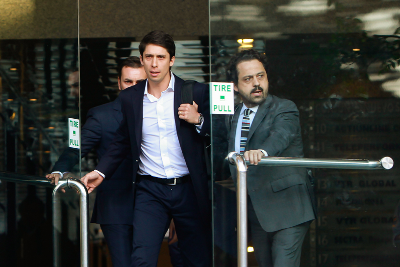 24 de Abril 2015/SANTIAGO Sebastián Pizarro, hijo del Senador Jorge Pizarro a la salida al edificio de la Fiscalía Nacional para declarar en el marco del caso SQM FOTO: JORGE FUICA/AGENCIAUNO