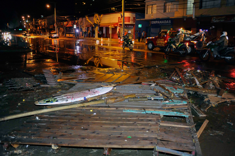 16 Septiembre  2015/VALPARAISO Una ola entro en Con Con  después del  sismo que afecto a la Región de Valparaiso. FOTO : PABLO OVALLE ISASMENDI / AGENCIAUNO
