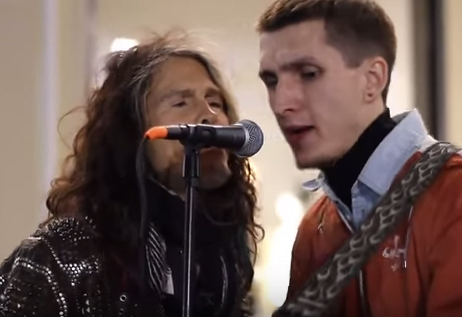 [Video] Músico callejero quedó helado: Steven Tyler cantó con él en Moscú