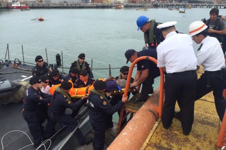 Armada rescata a un pescador peruano herido en alta mar