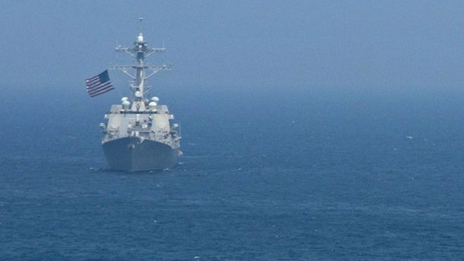 Por qué EE.UU. envió un barco de guerra cerca de las islas artificiales de China