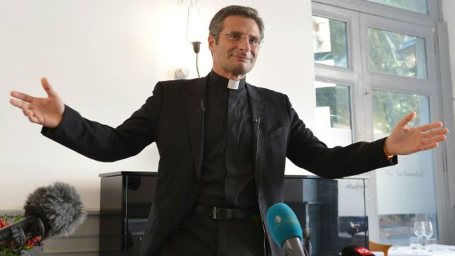 «La Iglesia ha convertido en un infierno la vida de los gays»: la explosiva carta de renuncia del sacerdote Krysztof Charamsa