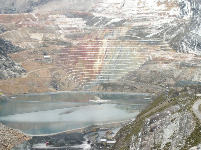Glencore recorta producción mundial de zinc y suspende operaciones en Perú