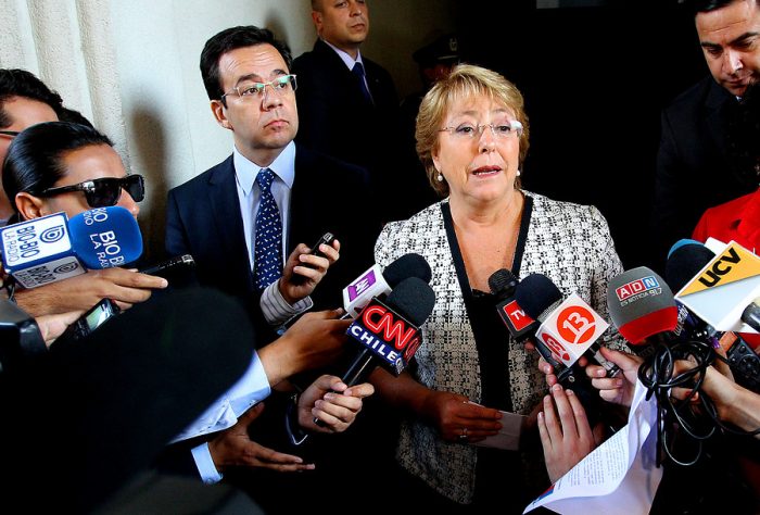 Bachelet culpa a los medios de todos sus males