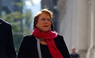 Cadem: Bachelet baja dos puntos y se ubica en 28% de aprobación