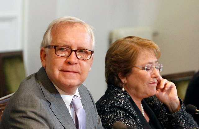 Adimark: Burgos baja 7 puntos y Bachelet se estabiliza tras siete meses de caída