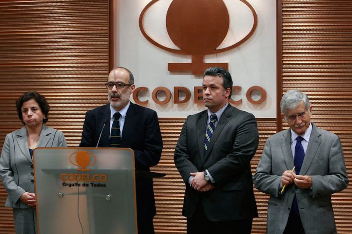 Aparecen diferencias entre Rodrigo Valdés y Óscar Landerretche acerca de cómo asegurar futuro de Codelco