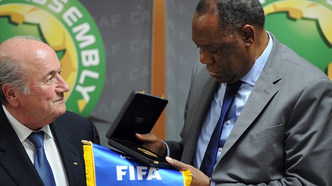 Camerunés Issa Hayatou asume interinamente la presidencia de la FIFA