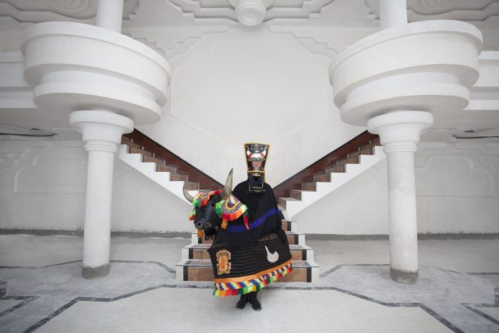 Las imágenes del neobarroco andino de Demian Schopf llegan al Museo Nacional de Bellas Artes