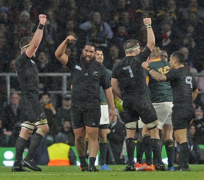 Mundial de Rugby: Nueva Zelandia derrota a Sudáfrica y es el primer finalista