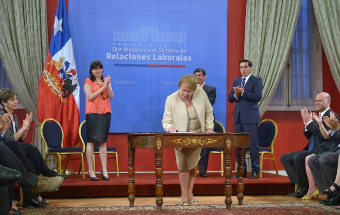 Informe afirma que la reforma laboral de Bachelet perpetúa las desigualdades