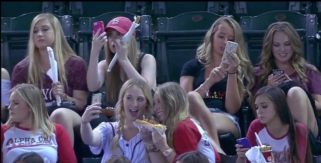 [Video] Locutor de la MLB impactado por mujeres que no paran de sacarse selfies