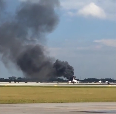 [Video] Avión se incendia en la pista del aeropuerto de Fort Lauderdale