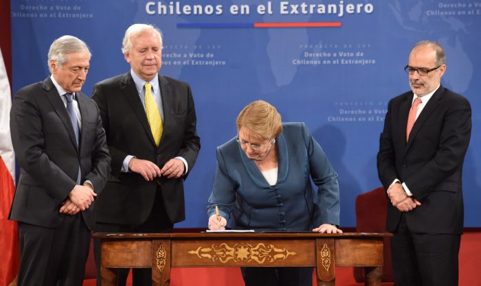 Bachelet firma proyecto con mecanismo para que chilenos puedan votar en el exterior