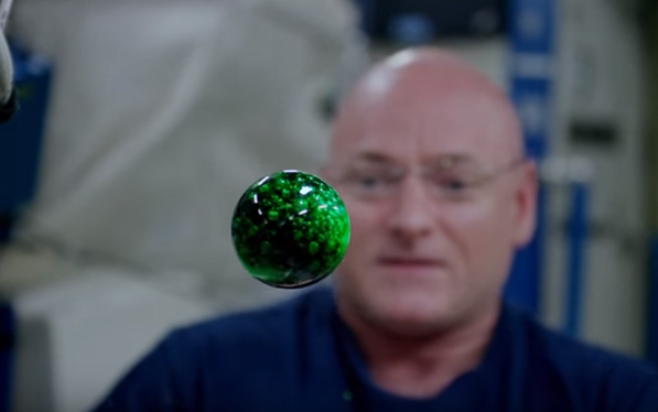 [Video] Agua y tabletas efervescentes…o cómo matar el tiempo en el espacio