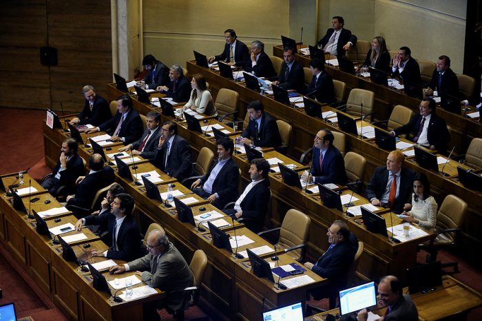 Vuelve al Senado reforma que establece pérdida del cargo por infracciones a normas de gasto electoral