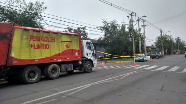 Automovilista fuera de quicio balea a conductor y a dos recolectores de camión de basura en Peñalolén