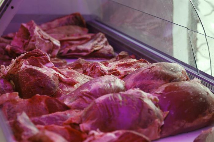 Advertencia de la OMS sobre efecto cancerígeno de la carne procesada genera reacción global