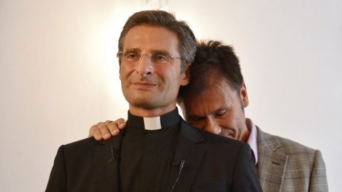 Cura del Vaticano que se declaró homosexual: «La Iglesia ha convertido en un infierno la vida los gays»