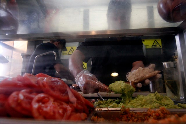 Estudio revela que casi el 50% de los establecimientos de comida de Santiago sirven comida rápida o sándwiches