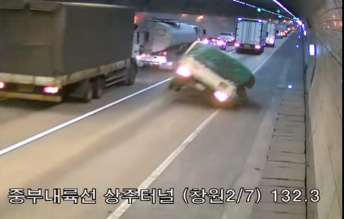 [Video] Camión con diluyentes estalla en túnel en Corea del Sur