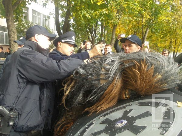 [Video] Detienen en Ucrania a Chewbacca cuando llevaba en auto a Darth Vader