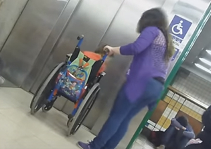 [Video] ¿Respeta usted el uso preferencial de ascensor del Metro de Santiago?