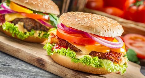 El Día de la Hamburguesa se celebra con sabor y promociones irresistibles en todo Chile