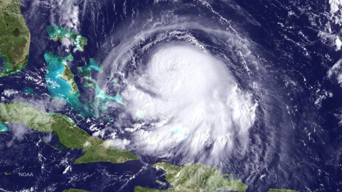 El poderoso huracán Joaquín golpea a Bahamas provocando inundaciones