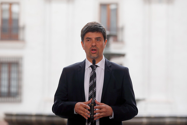 Díaz a Piñera: «Cambiar la Constitución no es un ejercicio reservado a unos pocos iluminados»