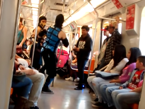 [Video] Artistas recrean pelea de «Mortal Kombat» en el Metro de Santiago