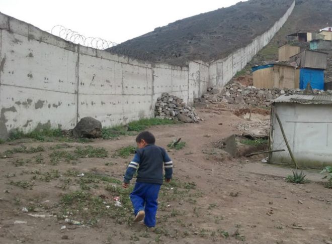El polémico muro que separa a ricos y pobres en Lima