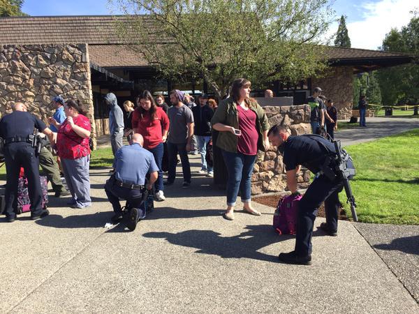 Una decena de jóvenes muertos deja confuso tiroteo en centro estudiantil de Oregon