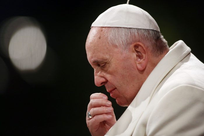 Juez que lleva causa contra del Arzobispado de Santiago accedió a redactar un exhorto para solicitar interrogatorio del Papa Francisco