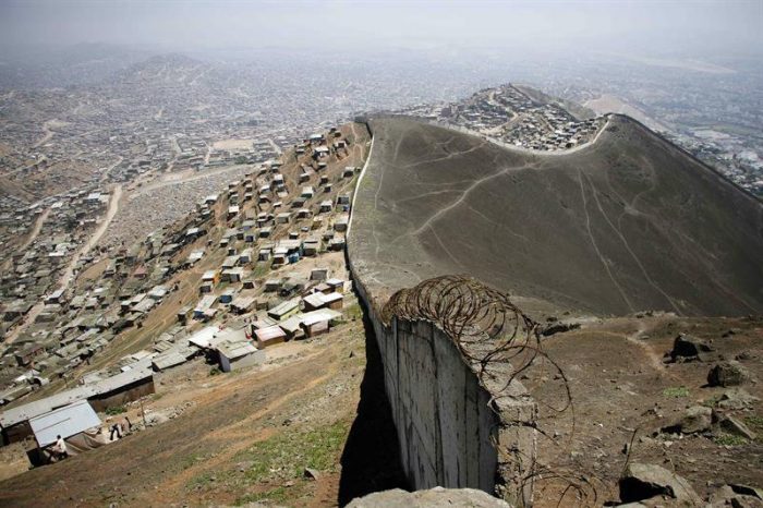 Muro que divide a pobres y ricos en Lima, espejo de la desigualdad en América Latina