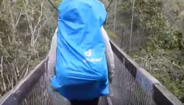 [Video] Puente se desploma cuando exploradores lo cruzaban
