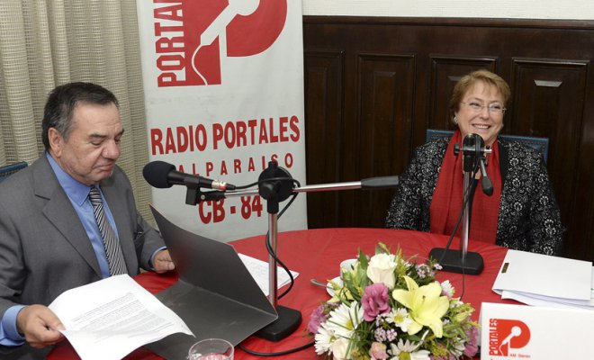 A lo Kirchner: radios regionales rechazan transmitir entrevista a Bachelet realizada por periodista de la Intendencia de Valparaíso