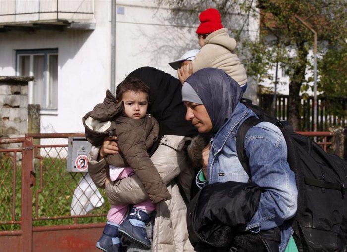 Miles de refugiados pasan la noche a la intemperie atrapados entre Serbia y Eslovenia