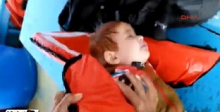 [Video] Logran rescatar con vida a bebé sirio de 18 meses en el mar Egeo