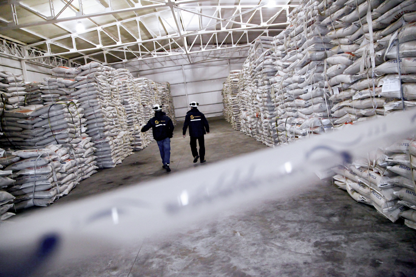 28 de Septiembre 2015/CORONEL Sernapesca incautó el mayor decomiso de harina de pescado de su historia; 5.602 toneladas que según el organismo se desprenderia del “mercado negro de harina de pescado", evaluando el decomiso en 7.800 millones de pesos FOTO: MARIBEL FORNEROD/ AGENCIAUNO