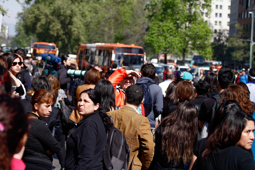 30 Septiembre de 2015/SANTIAGO  Por objeto sospecho en estacion Santa Lucía, decenas de personas se aglomeraron en los paraderos del transantiago, en las afueras de la Univerisidad de Chile. FOTO: FRANCISCO CASTILLO D./AGENCIAUNO