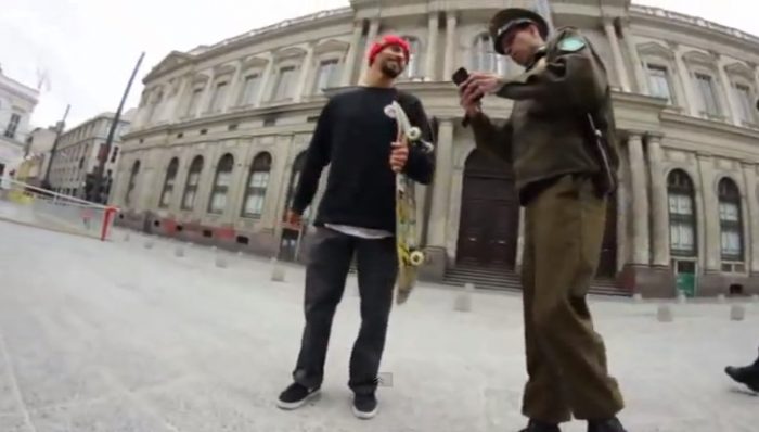 [Video] Carabinero pide licencia de conducir a Skater en centro de Santiago
