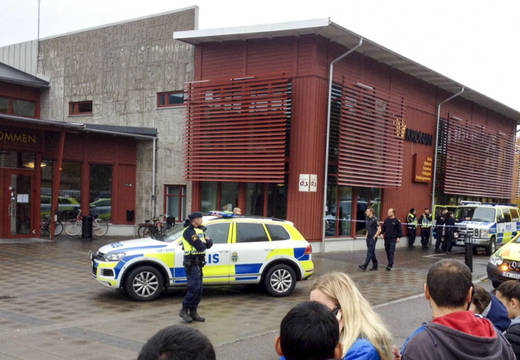 Suecia: un profesor muerto y tres heridos en ataque con espada