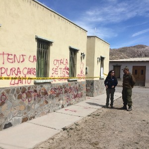 Fiscalía de Putre investiga daños provocados en la oficina del Registro Civil de esa comuna y rayados racistas