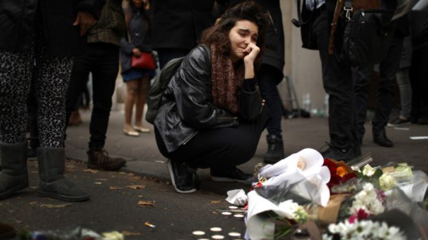 Lo que se sabe de los ataques reinvidicados por Estado Islámico que dejaron al menos 129 muertos en París