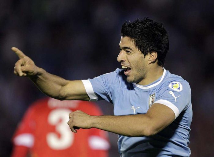 Recordamos el nacimiento del “Superclásico” del fútbol chileno y el póker de Luis Suárez ante La Roja