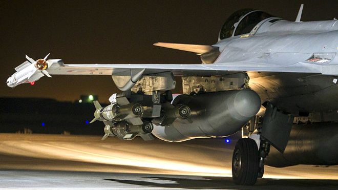 ¿Son realmente efectivos los bombardeos contra la «capital» de Estado Islámico?