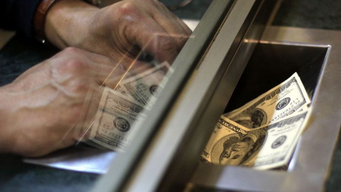 Volátil semana: dólar cerró este viernes con su mayor caída del año hasta los $620